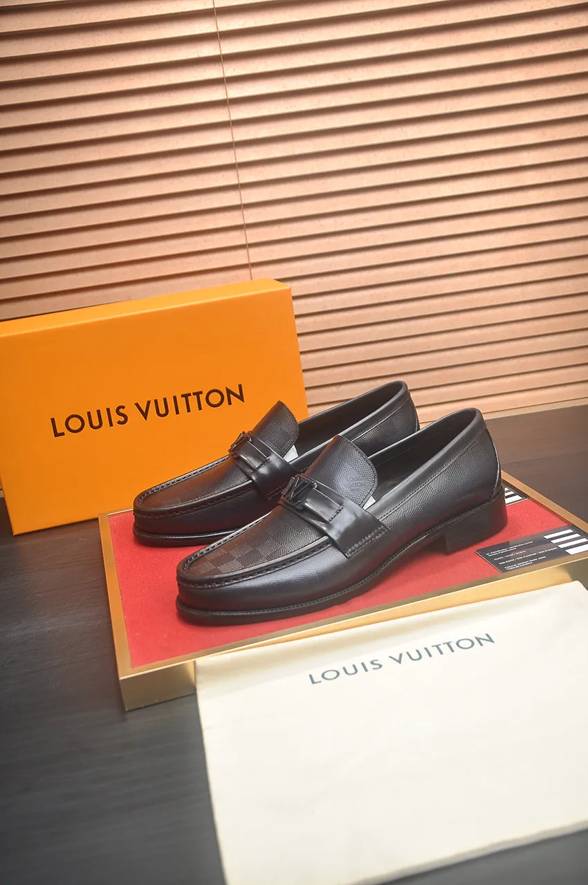 Men's men's shoes 💰540💶 [LV] (original single cowhide lining) 🍀LV's latest genuine leather business suit shoes are launched simultaneously on the official website. The first-layer cowhide imported from Italy is made of heavy gold, 💥official website 1:1 rubber outsole. Versatile to wear, high-end without losing class, and the color combination is extraordinary. This four-season style is alluring when worn on your feet, showing off your big-name flair. Standard code 39-45 (45 customized)